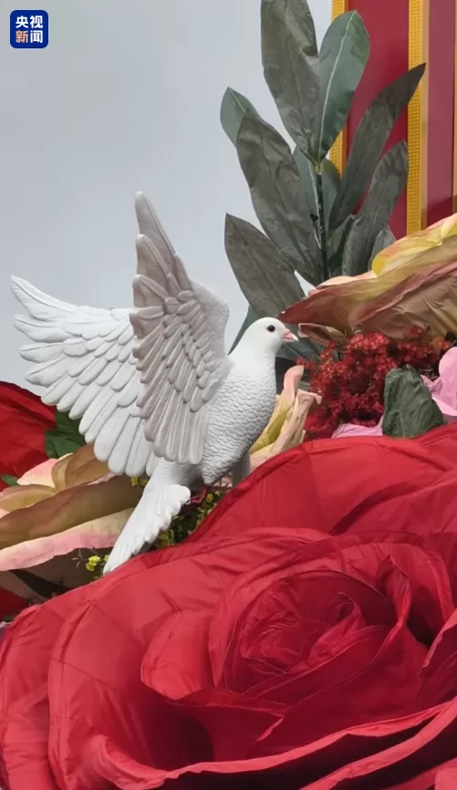 天安门广场“祝福祖国”花篮吊装完成，“会发光”的鸽子等成新亮点-第3张图片-