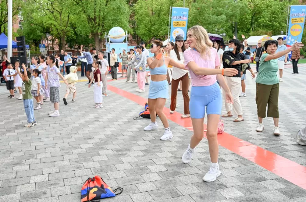 魔都眼︱国际家庭日:踢球跳舞攀岩,中外友人乐享运动派对-第3张图片- 魔都眼︱国际家庭日:踢球跳舞攀岩,中外友人乐享运动派对-第3张图片-