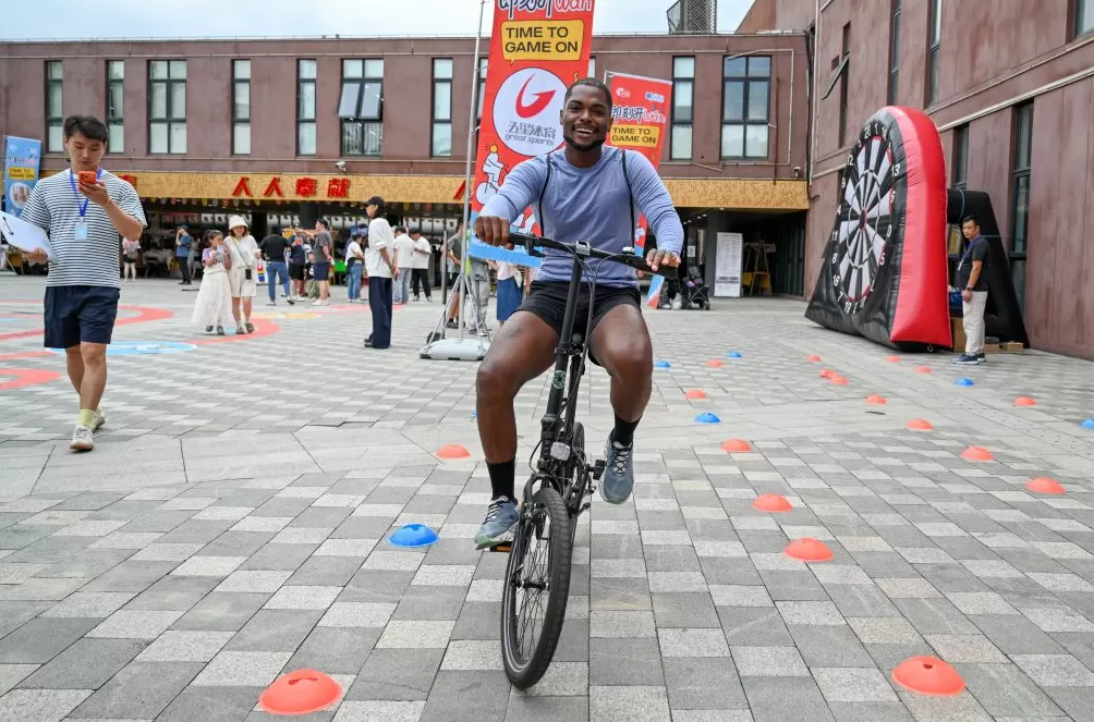 魔都眼︱国际家庭日:踢球跳舞攀岩,中外友人乐享运动派对-第4张图片- 魔都眼︱国际家庭日:踢球跳舞攀岩,中外友人乐享运动派对-第4张图片-