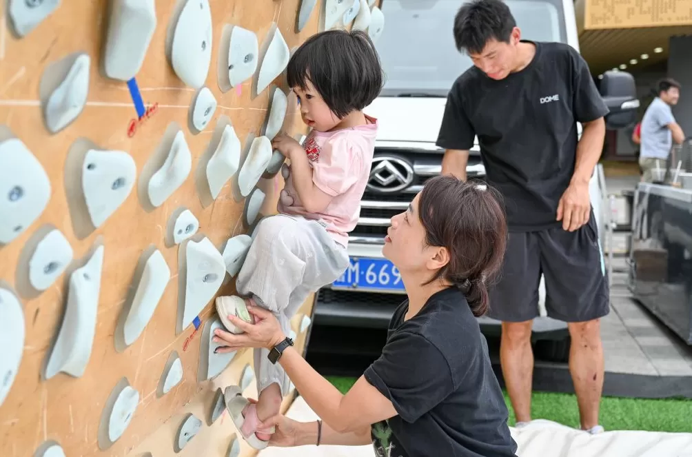 魔都眼︱国际家庭日:踢球跳舞攀岩,中外友人乐享运动派对-第6张图片- 魔都眼︱国际家庭日:踢球跳舞攀岩,中外友人乐享运动派对-第6张图片-
