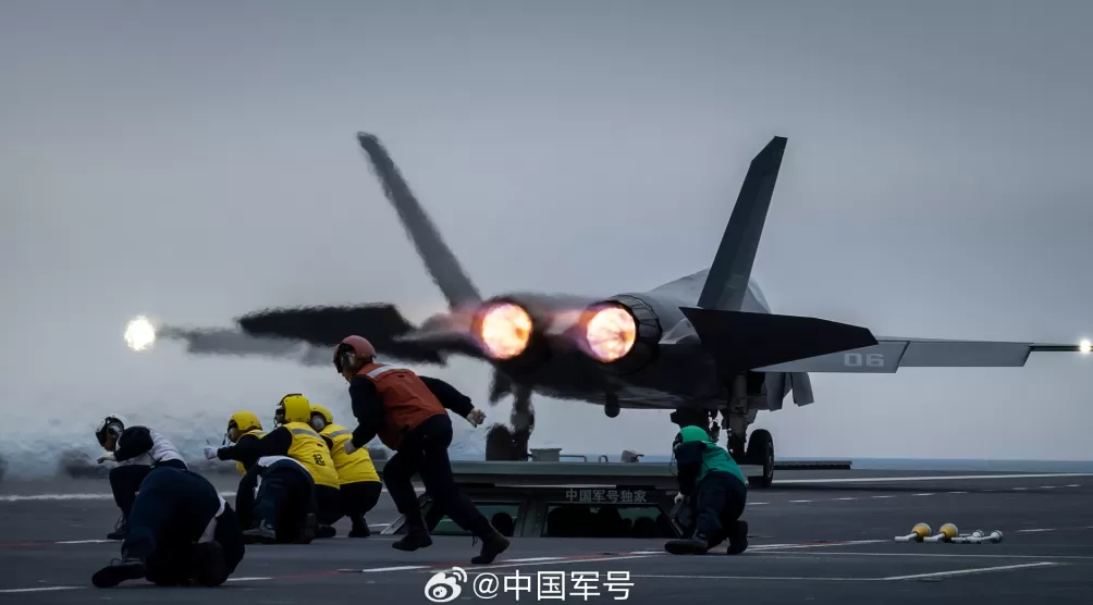 第1现场|航母style再现!看三型舰载机首次弹射起飞-第2张图片- 第1现场|航母style再现!看三型舰载机首次弹射起飞-第2张图片-