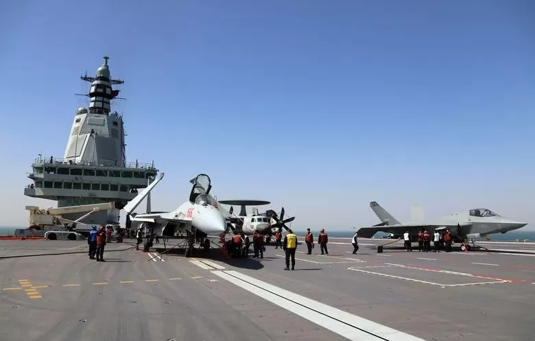 高清大图|中国海军三型舰载机成功在福建舰完成起降训练-第1张图片- 高清大图|中国海军三型舰载机成功在福建舰完成起降训练-第1张图片-