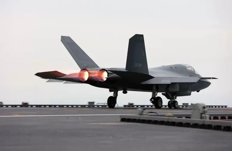 高清大图|中国海军三型舰载机成功在福建舰完成起降训练-第5张图片- 高清大图|中国海军三型舰载机成功在福建舰完成起降训练-第5张图片-