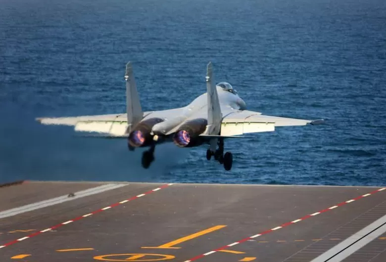 高清大图|中国海军三型舰载机成功在福建舰完成起降训练-第3张图片- 高清大图|中国海军三型舰载机成功在福建舰完成起降训练-第3张图片-