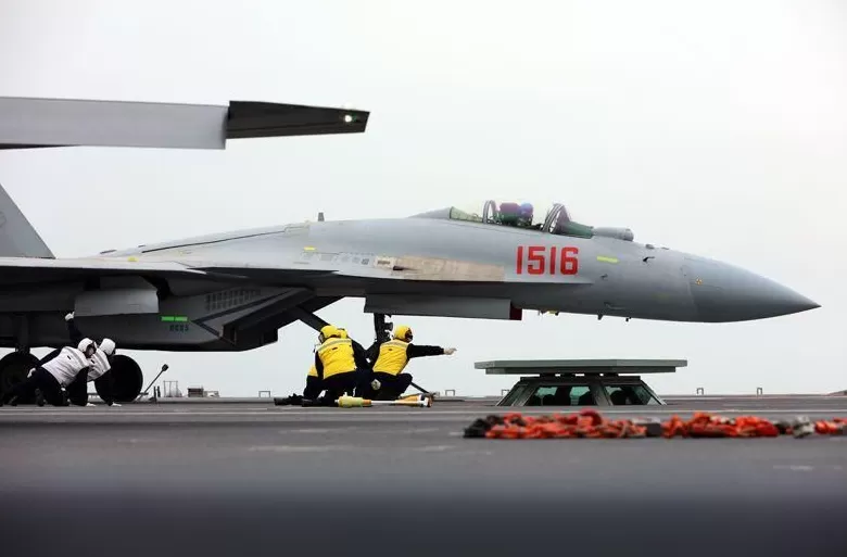 高清大图|中国海军三型舰载机成功在福建舰完成起降训练-第2张图片- 高清大图|中国海军三型舰载机成功在福建舰完成起降训练-第2张图片-