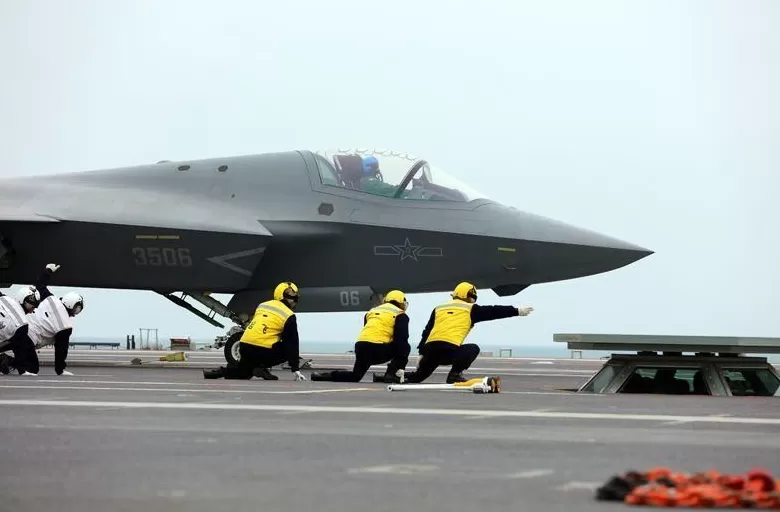 高清大图|中国海军三型舰载机成功在福建舰完成起降训练-第4张图片- 高清大图|中国海军三型舰载机成功在福建舰完成起降训练-第4张图片-