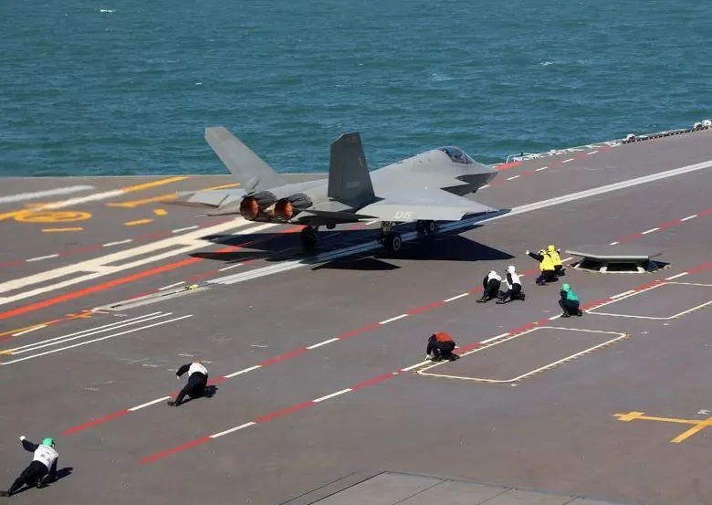 高清大图|中国海军三型舰载机成功在福建舰完成起降训练-第6张图片- 高清大图|中国海军三型舰载机成功在福建舰完成起降训练-第6张图片-