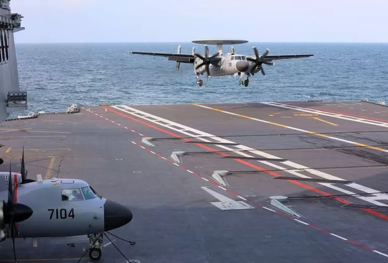 高清大图|中国海军三型舰载机成功在福建舰完成起降训练-第15张图片- 高清大图|中国海军三型舰载机成功在福建舰完成起降训练-第15张图片-