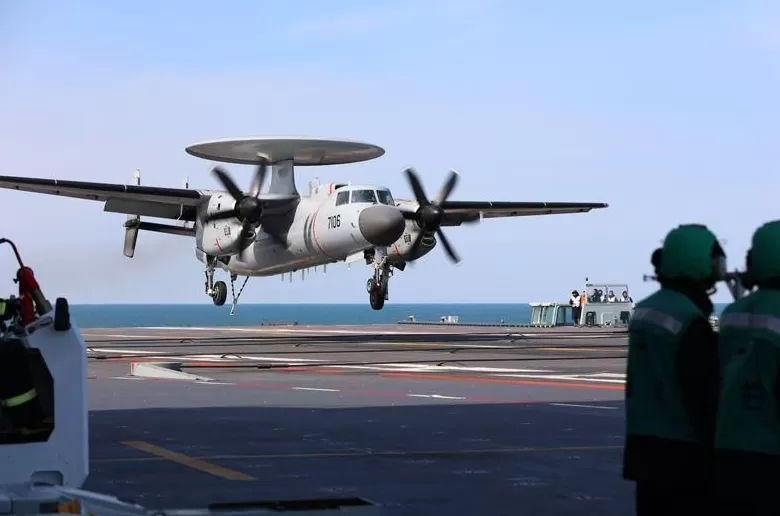 高清大图|中国海军三型舰载机成功在福建舰完成起降训练-第16张图片- 高清大图|中国海军三型舰载机成功在福建舰完成起降训练-第16张图片-