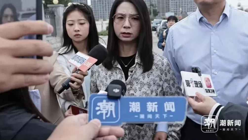 崔丽丽身穿遭性侵当日的衣服,与丈夫十指相扣出庭:这身行头曾是耻辱,如今是战袍-第2张图片- 崔丽丽身穿遭性侵当日的衣服,与丈夫十指相扣出庭:这身行头曾是耻辱,如今是战袍-第2张图片-