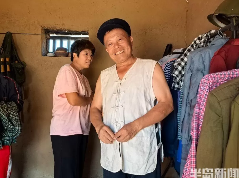 59岁青岛大爷放下百万生意，参演第一部短剧播放量超2.4亿-第2张图片-