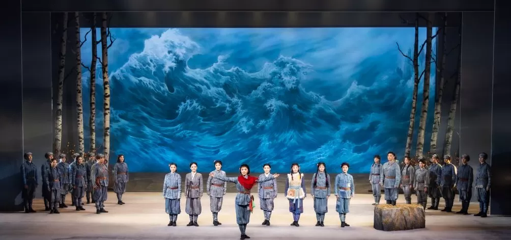 现代京剧《北国红菇娘》：一部烽火中的女性史诗-第2张图片-