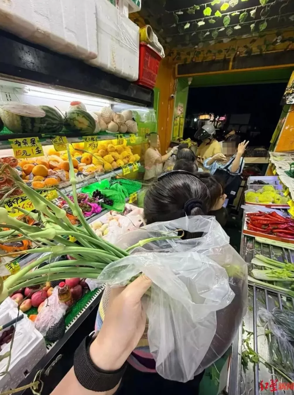 超强台风来袭,广东过半城市已宣布“五停”,市民囤物资、贴窗户、备充电宝-第2张图片- 超强台风来袭,广东过半城市已宣布“五停”,市民囤物资、贴窗户、备充电宝-第2张图片-