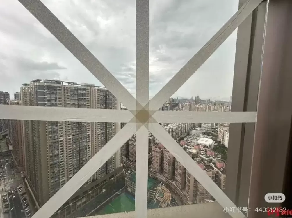 超强台风来袭,广东过半城市已宣布“五停”,市民囤物资、贴窗户、备充电宝-第1张图片- 超强台风来袭,广东过半城市已宣布“五停”,市民囤物资、贴窗户、备充电宝-第1张图片-