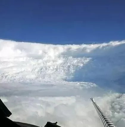 这飞机疯了吗？竟然往超强台风“桦加沙”里钻-第6张图片-