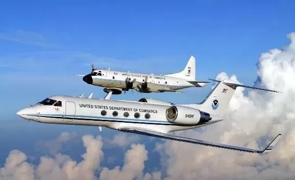 这飞机疯了吗？竟然往超强台风“桦加沙”里钻-第5张图片-