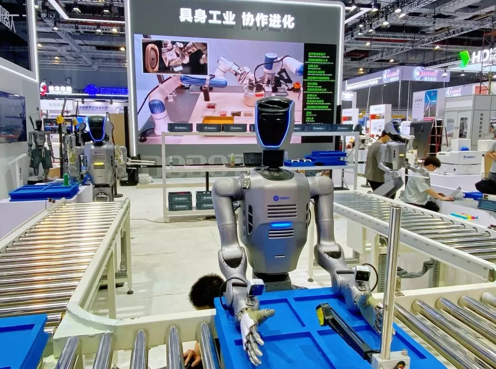 绿色节能变色玻璃、首发首展机器人技术……工博会首日有这些看点-第3张图片-