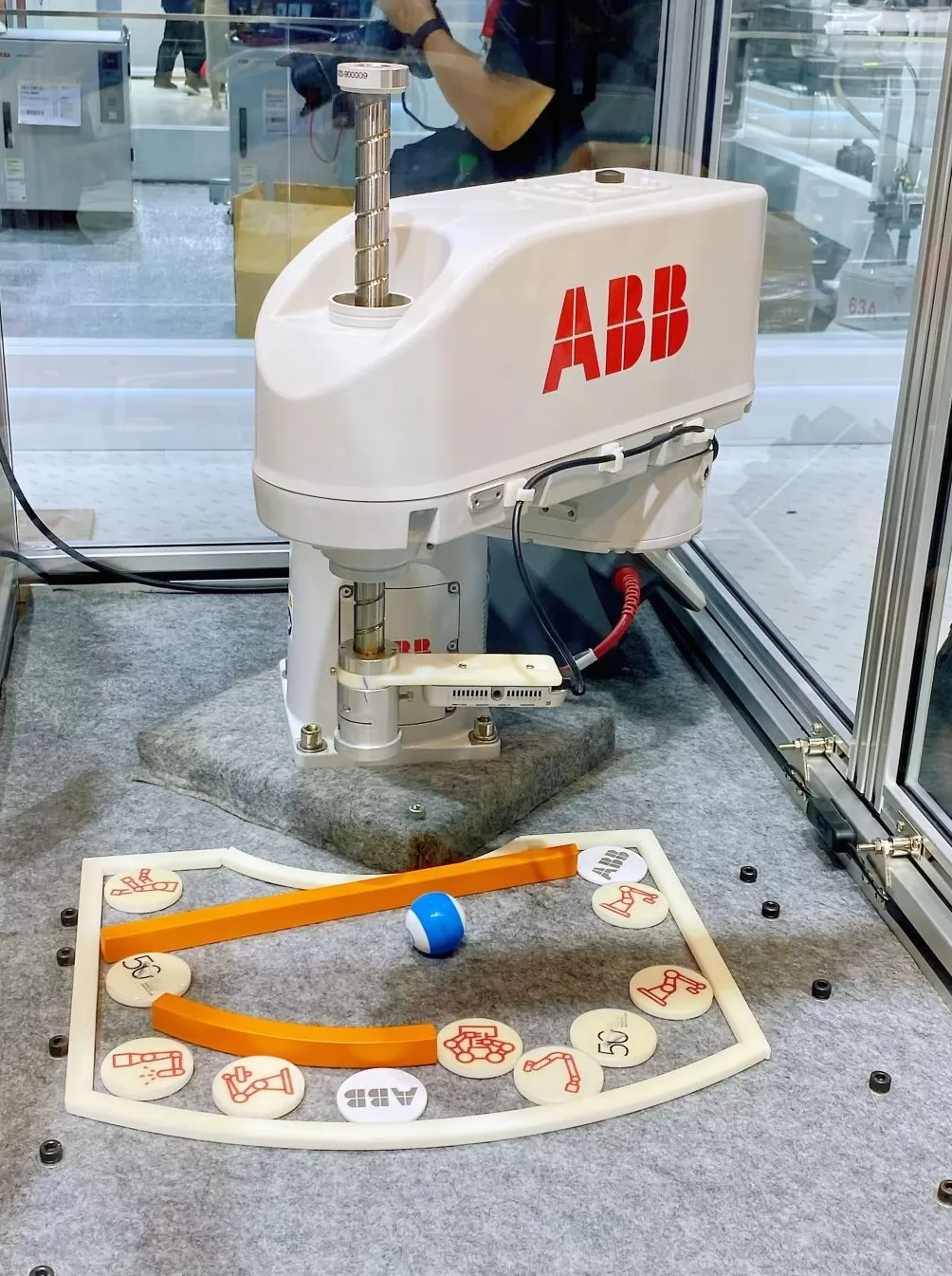 绿色节能变色玻璃、首发首展机器人技术……工博会首日有这些看点-第4张图片-