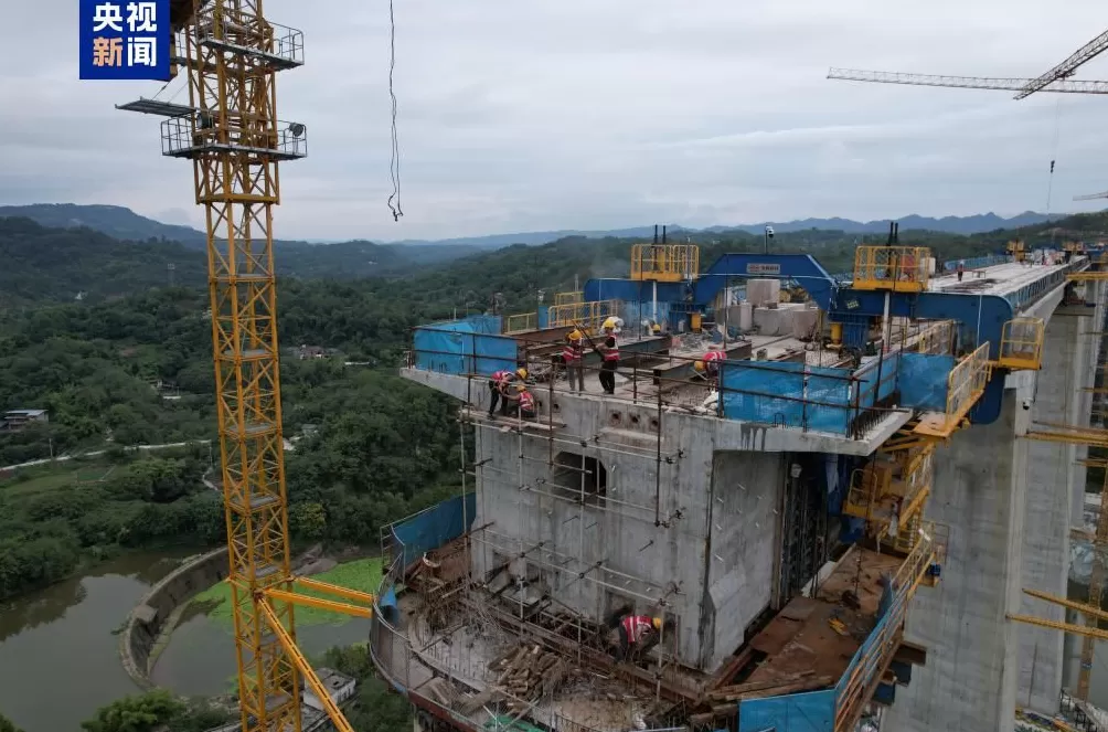 全长1796米渝万高铁五步河双线特大桥合龙-第2张图片-