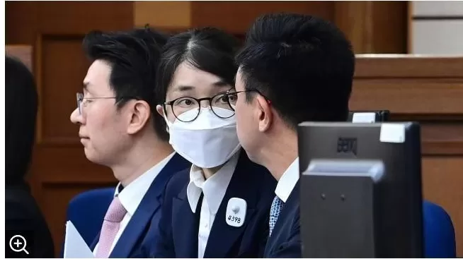 金建希出席庭审:身着黑色正装佩戴号码牌“4398”-第2张图片- 金建希出席庭审:身着黑色正装佩戴号码牌“4398”-第2张图片-