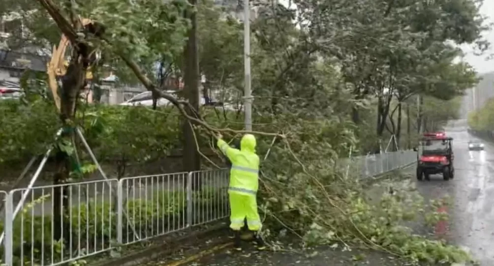 台风“桦加沙”强度略有减弱目前各地有哪些影响？-第8张图片-