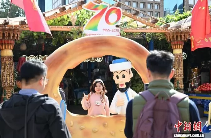 （砥砺奋进七十载天山南北谱华章）新疆大巴扎的烟火气-第2张图片-