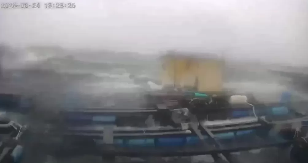台风“桦加沙”过境：海水倒灌，货车被吹侧翻-第1张图片-