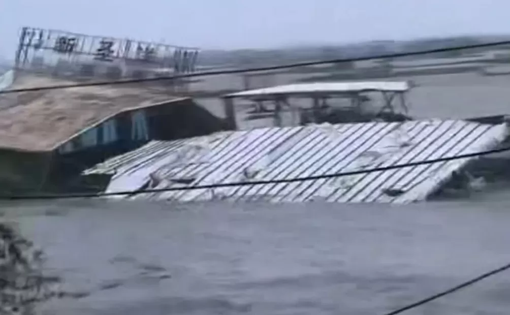台风“桦加沙”过境：海水倒灌，货车被吹侧翻-第2张图片-
