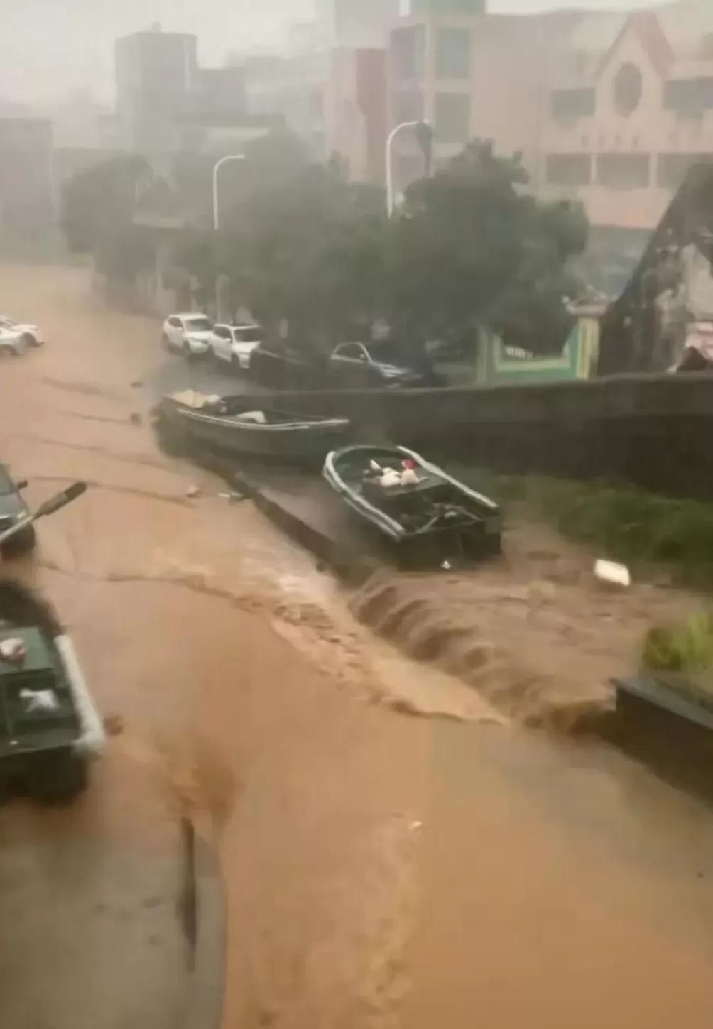 台风“桦加沙”过境：海水倒灌，货车被吹侧翻-第4张图片-