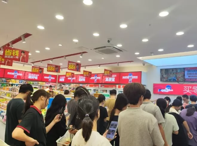 台风“桦加沙”过境：海水倒灌，货车被吹侧翻-第3张图片-