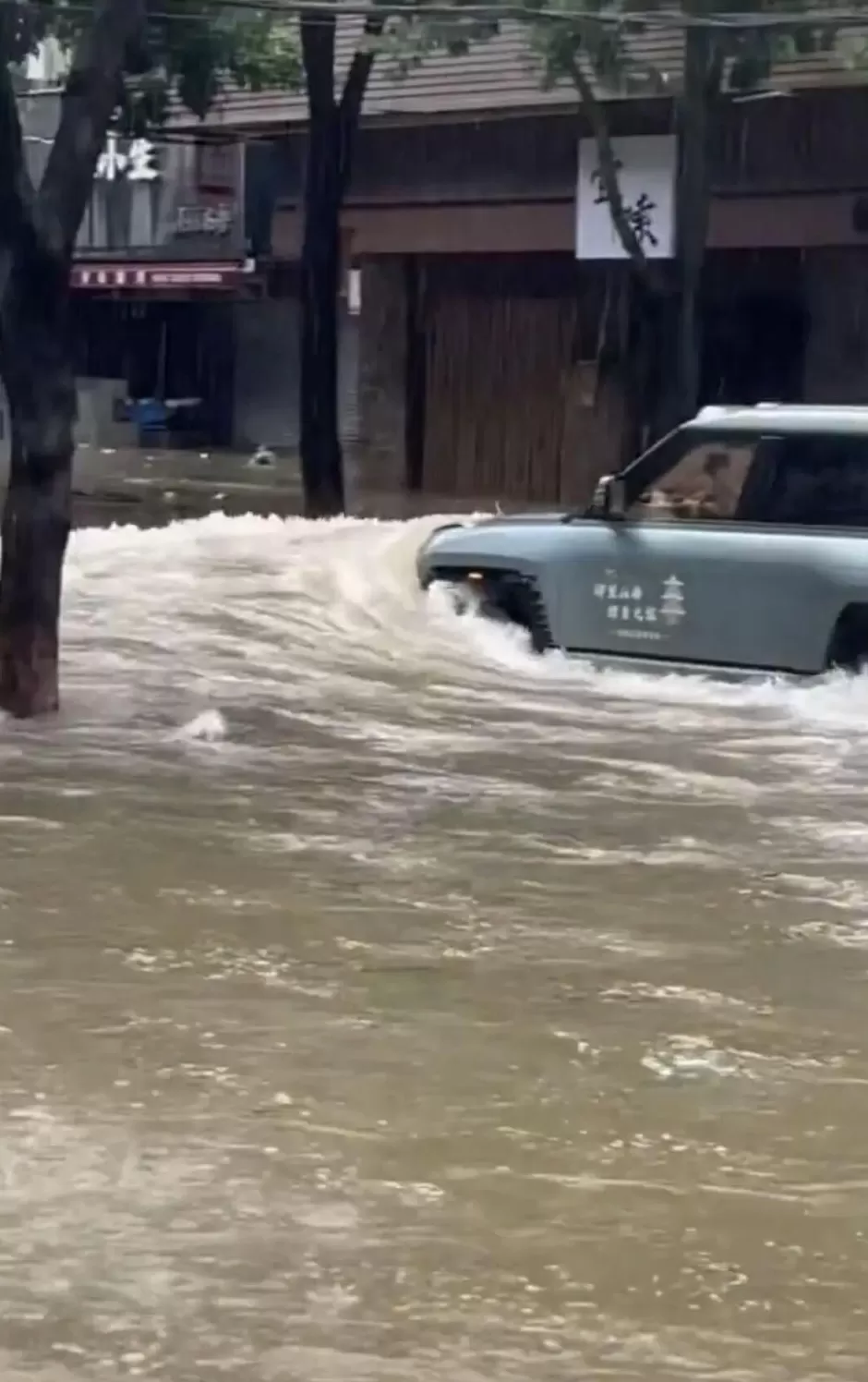 珠海司机台风天当街驾车来回多次“造浪”,致周边商铺玻璃门损坏,警方通报:李某某(男,64岁),行拘10日-第2张图片- 珠海司机台风天当街驾车来回多次“造浪”,致周边商铺玻璃门损坏,警方通报:李某某(男,64岁),行拘10日-第2张图片-