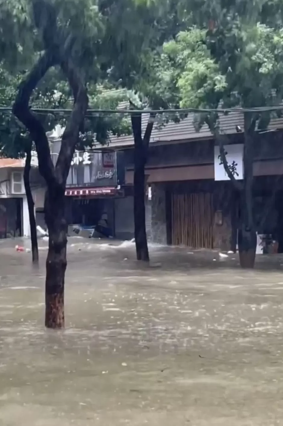 珠海司机台风天当街驾车来回多次“造浪”,致周边商铺玻璃门损坏,警方通报:李某某(男,64岁),行拘10日-第3张图片- 珠海司机台风天当街驾车来回多次“造浪”,致周边商铺玻璃门损坏,警方通报:李某某(男,64岁),行拘10日-第3张图片-