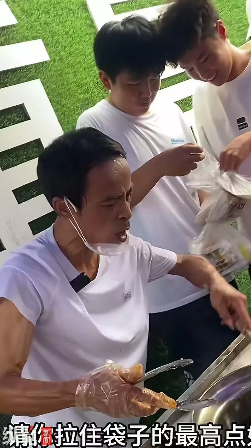 江西景德镇一炸鸡排摊主爆火网络，当地城管成立专班维持现场秩序，还特地为他安排了新摊位-第1张图片-