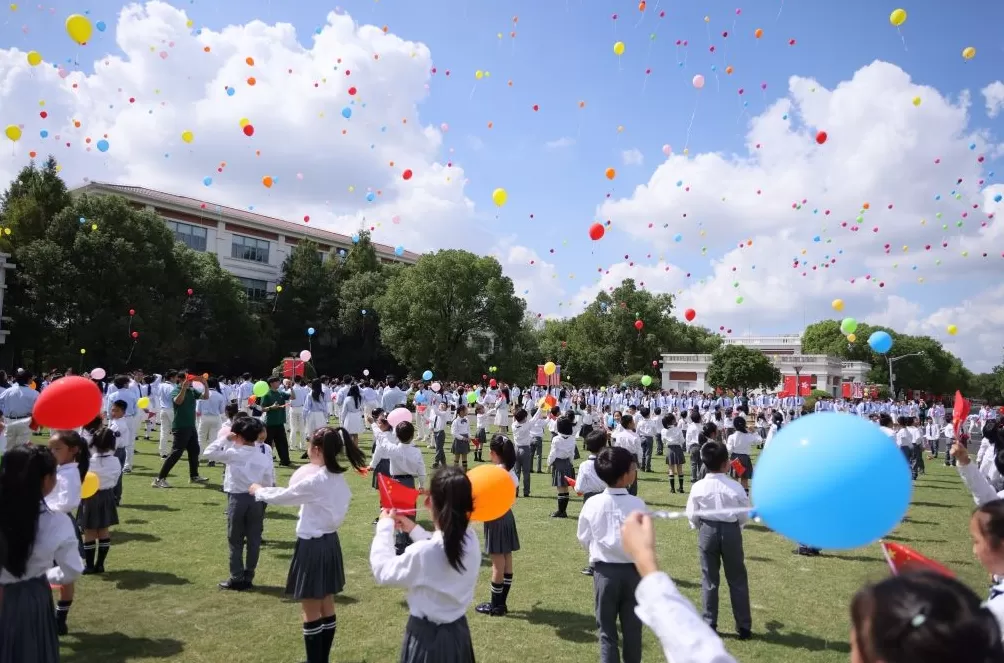 国庆将至，上海宋庆龄学校举办“祝福你，中国”快闪活动-第2张图片-