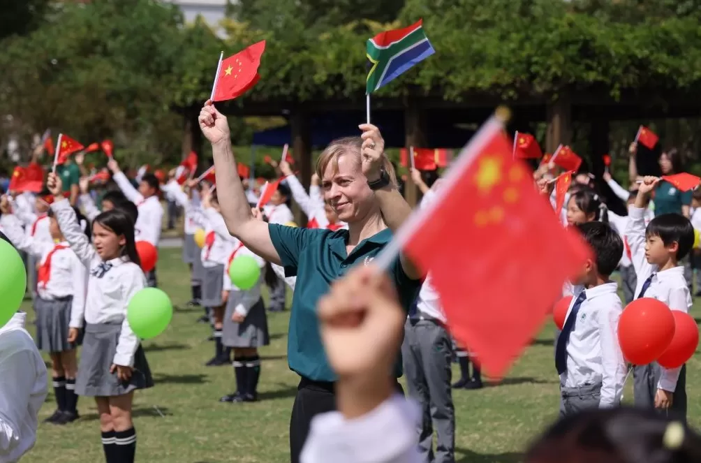 国庆将至，上海宋庆龄学校举办“祝福你，中国”快闪活动-第3张图片-