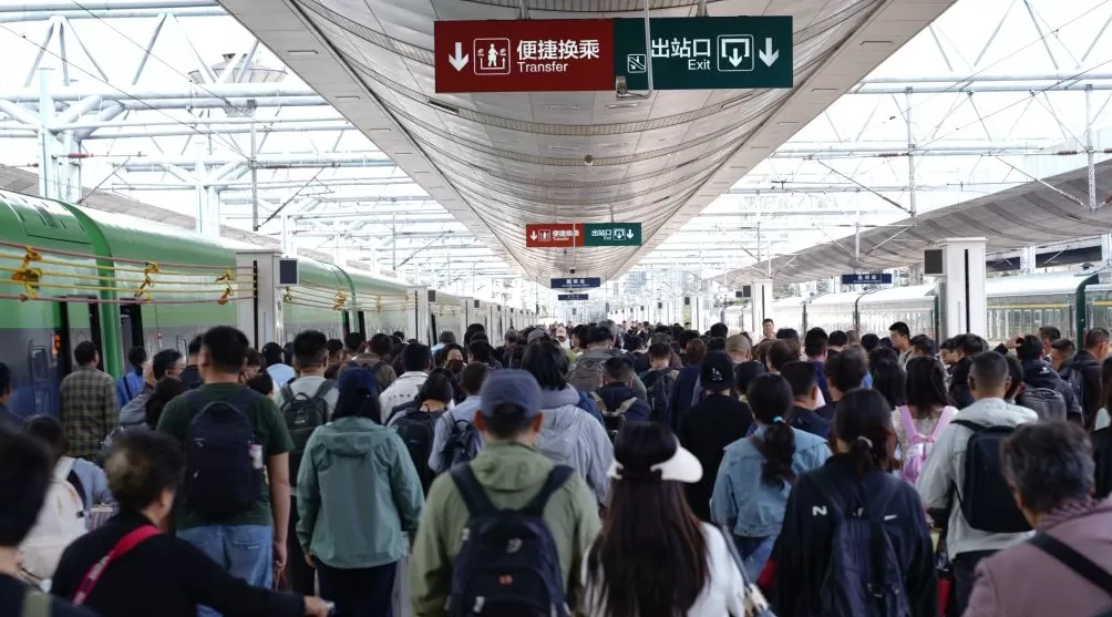 国庆假期云南铁路加开夜间跨省动车：建议旅客错峰出行-第1张图片-