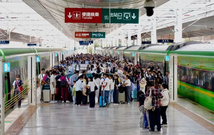 国庆假期云南铁路加开夜间跨省动车：建议旅客错峰出行-第2张图片-