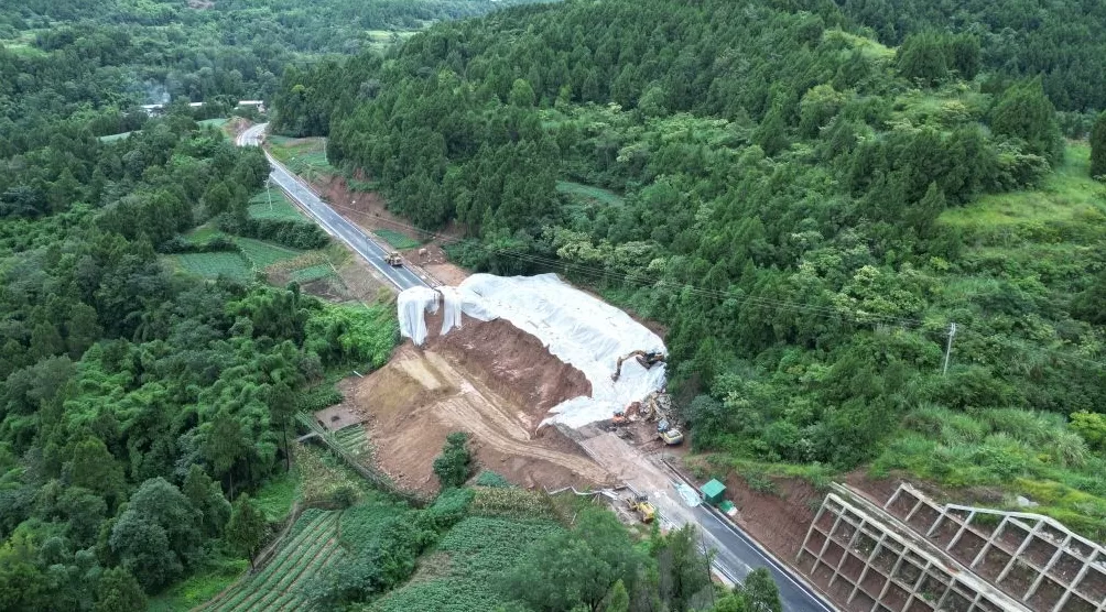 四川一公路被指铺好未满一年出现沉陷，交通局称尚未交付验收-第1张图片-
