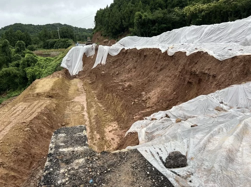 四川一公路被指铺好未满一年出现沉陷，交通局称尚未交付验收-第3张图片-