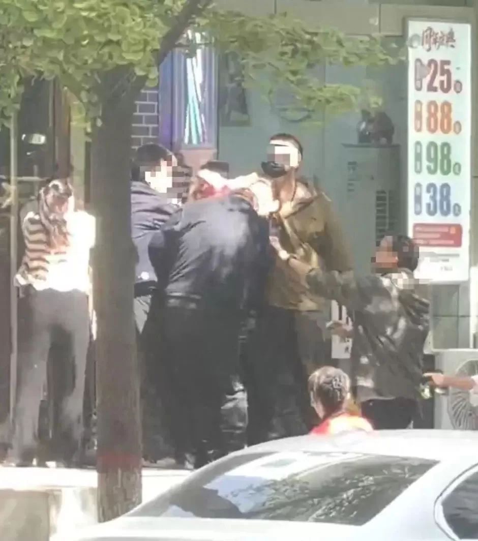理发店主阻拦城管撕广告，被城管队员咬伤手指：“别的店铺都在贴，为啥光撕我的？”兰州警方回应-第1张图片-