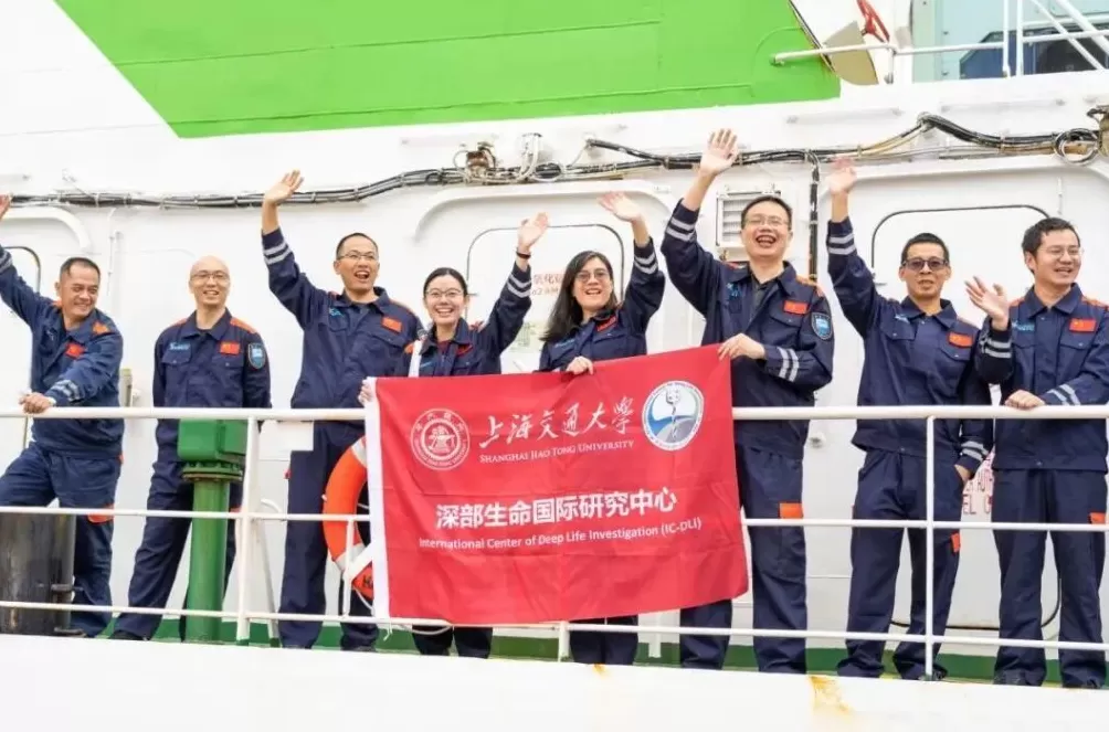 33岁下潜马里亚纳海沟，这位女科学家想绣出海底的“清明上河图”-第2张图片-