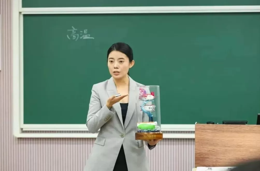 33岁下潜马里亚纳海沟，这位女科学家想绣出海底的“清明上河图”-第10张图片-