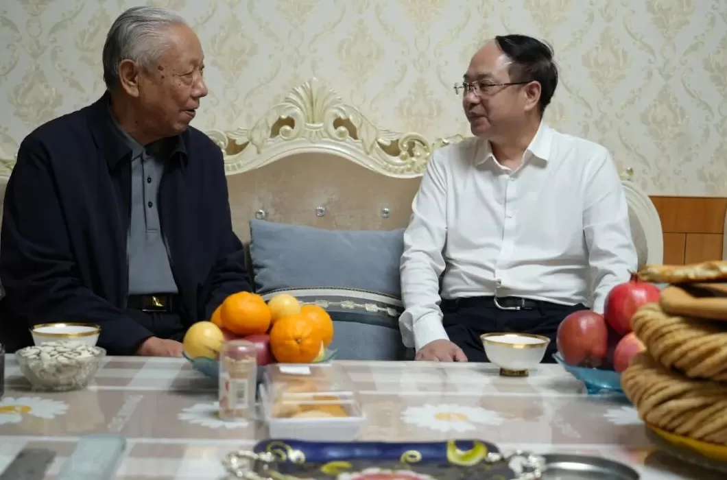 刚到任的吐鲁番市委书记文天平国庆中秋前夕走访慰问离退休干部-第1张图片-