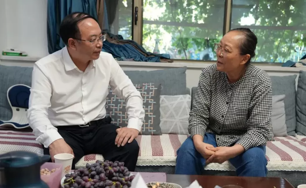 刚到任的吐鲁番市委书记文天平国庆中秋前夕走访慰问离退休干部-第2张图片-