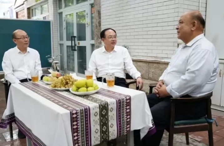 刚到任的吐鲁番市委书记文天平国庆中秋前夕走访慰问离退休干部-第3张图片-