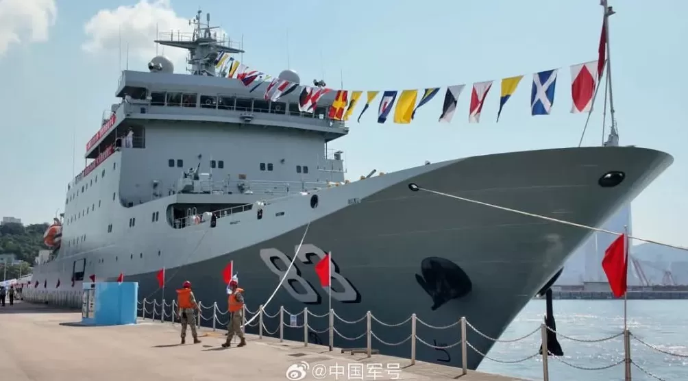 海军官兵在香港摆出76字样-第1张图片-