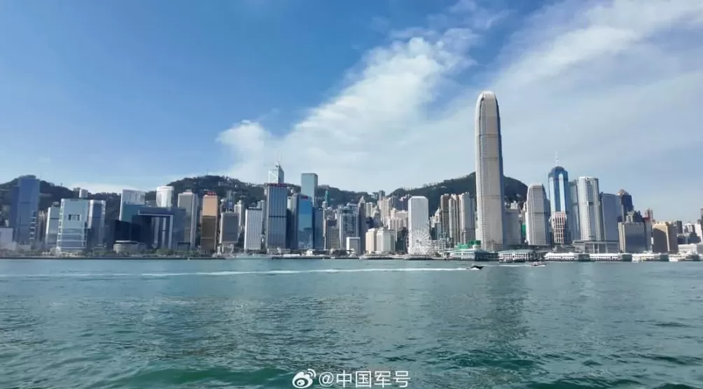 海军官兵在香港摆出76字样-第2张图片-