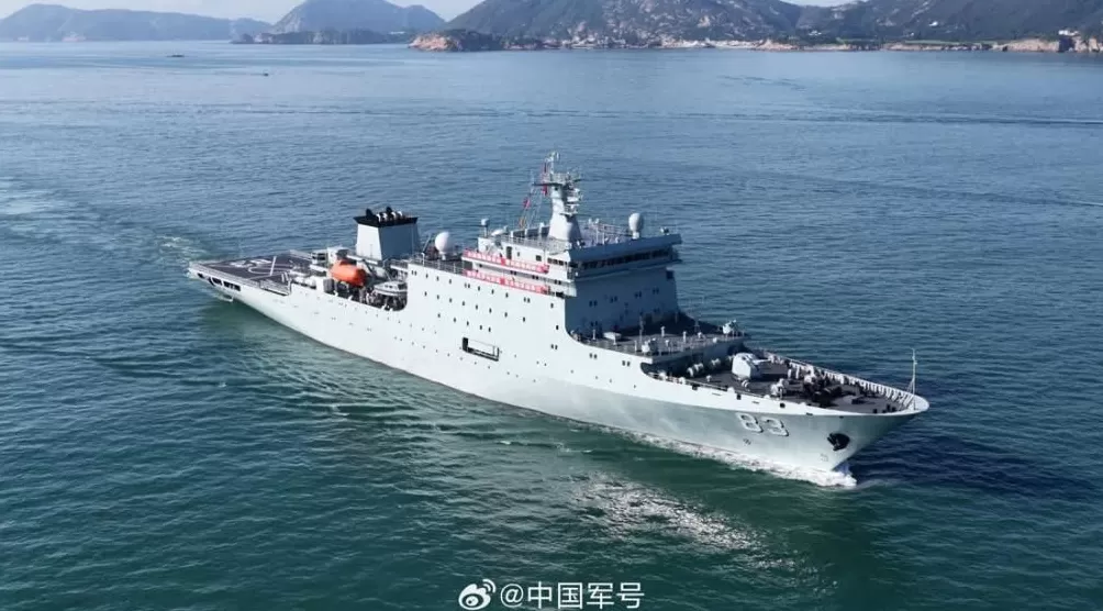 海军官兵在香港摆出76字样-第3张图片-