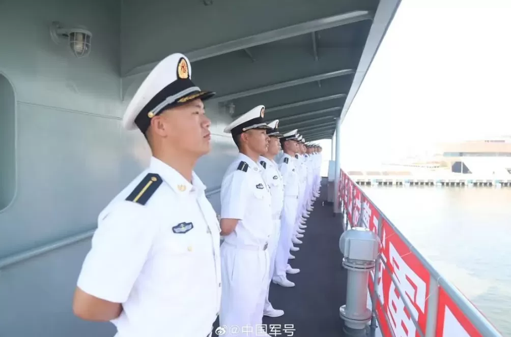 海军官兵在香港摆出76字样-第4张图片-