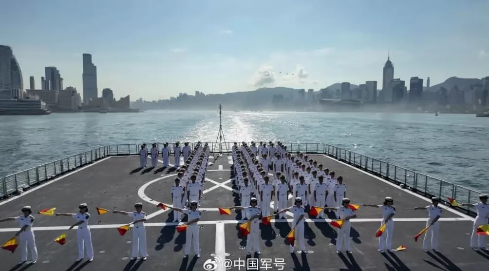 海军官兵在香港摆出76字样-第8张图片-